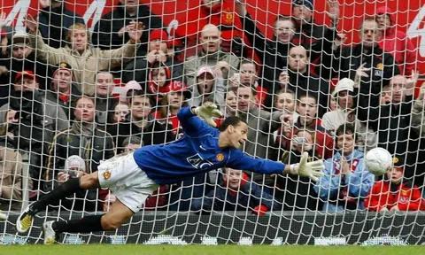 Khoảnh khắc hài hước khi Rio Ferdinand về làm thủ môn