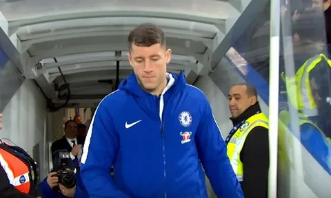 Khoảnh khắc Ross Barkley được chào đón tại Stamford Bridge