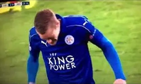 Khoảnh khắc Vardy tự đấm vào mặt sau khi bỏ lỡ cơ hội ngon ăn