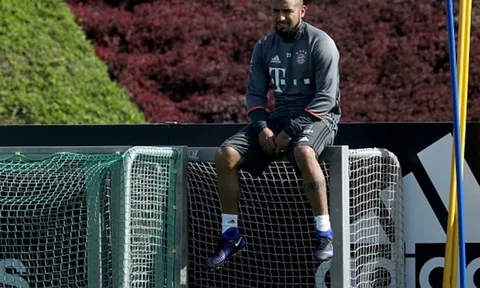 Không được tới Chelsea, Vidal lặng im trong buổi tập của Bayern