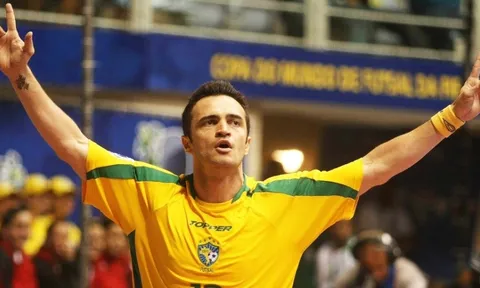 Không thể rời mắt trước kỹ năng của huyền thoại futsal Falcao