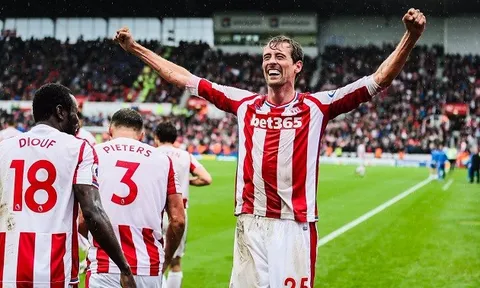 Khủng hoảng hàng công, Chelsea hỏi mua lão tướng hết thời