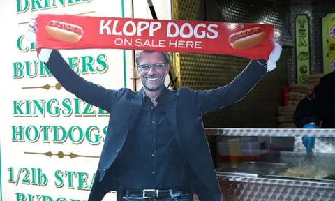 Klopp chuyển nghề bán thức ăn nhanh ngay trước Anfield