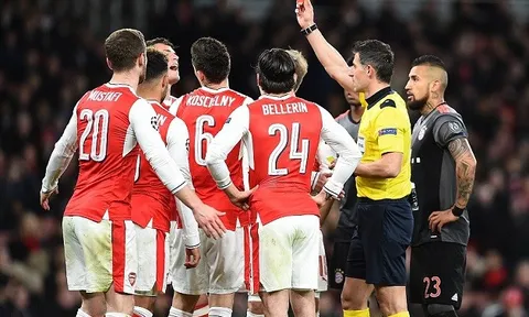 Koscielny "phá game", Pháo thủ tan tác trước nanh vuốt Hùm xám