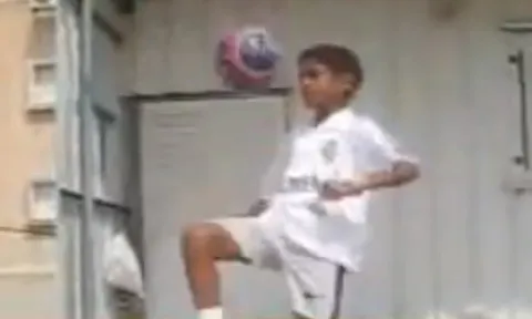 Kỹ năng chơi bóng đỉnh cao của Ronaldinho khi... 10 tuổi