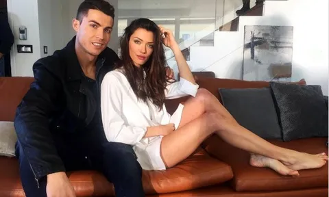 Lả lơi bên siêu mẫu, CR7 lại vướng scandal ngoại tình?