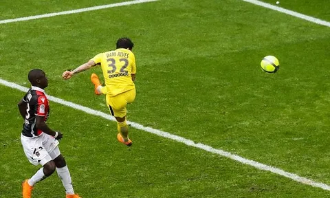 Lần đầu của Alves giúp PSG thắng 9 trận liên tiếp