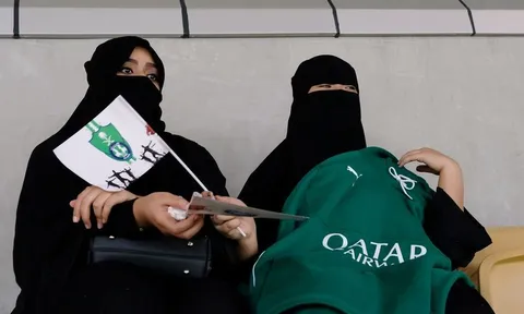 Phụ nữ lần đầu xuất hiện trong trận cầu lịch sử ở Saudi Arabia