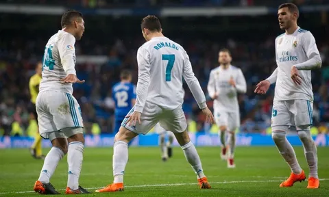 Lập cú đúp, Ronaldo vượt mặt Messi