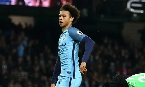 Leroy Sane thi triển kĩ năng trước Liverpool
