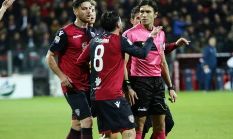 Liên tục 'tha' cho Juventus, trọng tài bị cầu thủ Cagliari bao vây