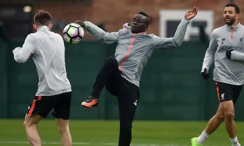 Chùm ảnh: Mane thi triển tài nghệ, Klopp đăm chiêu nhìn học trò "luyện công"