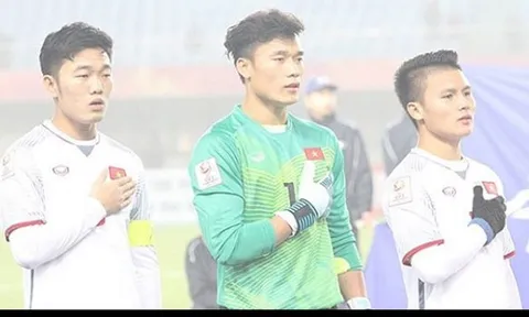 Bùi Tiến Dũng ra đồng cùng mẹ, lối đi ngay dưới chân mình...
