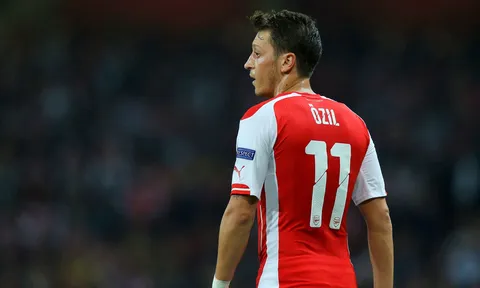 Loại Oezil không, Wenger?