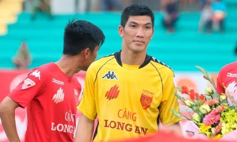 Long An đình chỉ và cắt lương thủ môn diễn trò lố ở V.League