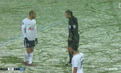 Lucas Moura chọc cười trọng tài trận Tottenham - Rochdale