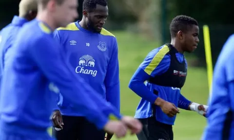 Lukaku lạc lõng trên sân tập của Everton