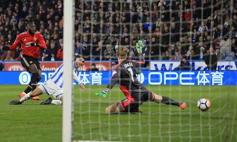 Lukaku lập cú đúp, Man Utd thắng nhọc trên sân John Smith