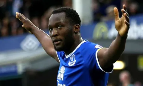 Lukaku 'thả thính', Chelsea & M.U thấp thỏm