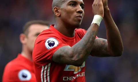Lương khủng đang chờ Ashley Young tại Trung Quốc