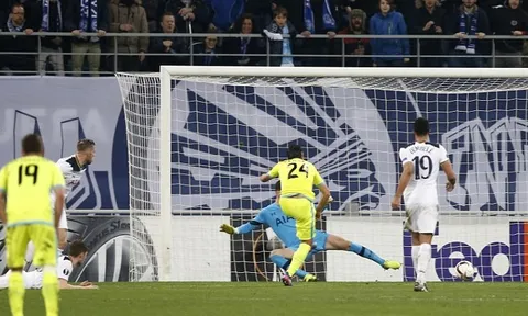 Lượt đi vòng 32 đội Europa League: Tottenham thua sốc; Schalke, Roma, Lyon đại thắng
