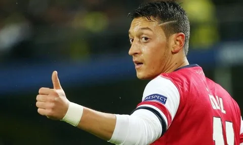 Mặc CĐV chỉ trích, Oezil sẽ không quay lưng với Arsenal