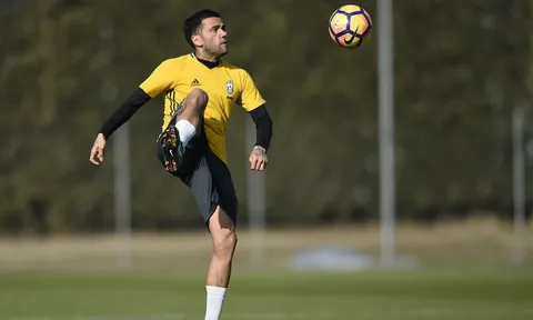 Mặc đại gia Trung Quốc lôi kéo, Alves vẫn miệt mài luyện tập cùng Juventus
