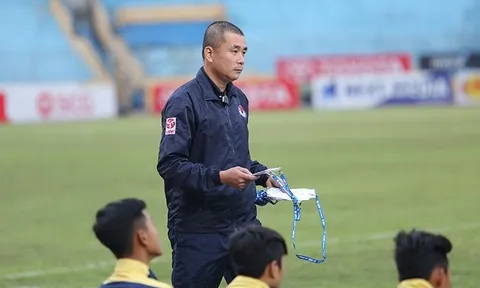 Mặc kệ dư luận, trọng tài Thư đủng đỉnh "ngồi bàn" sân Hàng Đẫy