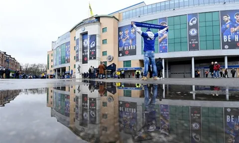 Mặc mưa, fan Chelsea sớm có mặt tại Stamford Bridge để chờ Arsenal