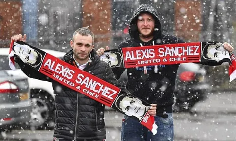 Mặc tiết trời lạnh giá, CĐV Man Utd vẫn tới Old Trafford chờ Sanchez