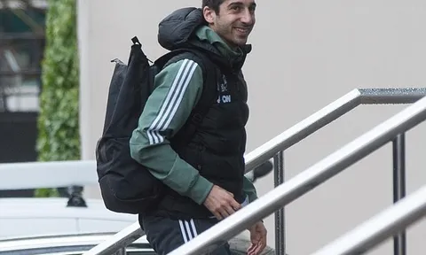 Mặc tin đồn bị bán, Henrikh Mkhitaryan cười tươi tắn khi hội quân
