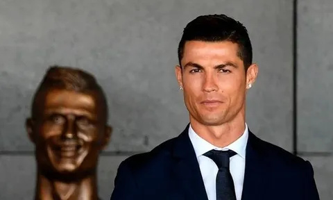 CR7 nhíu mày không vui trước bức tượng xấu của mình