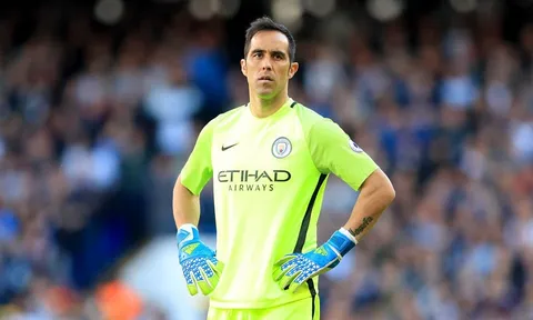 Thủ thành Claudio Bravo lần đầu lên tiếng về tin đồn rời Man City