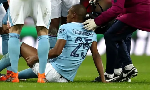 Man City gặp vận hạn trong ngày vui