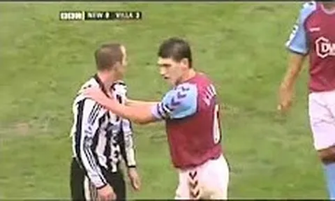 Màn đồng đội tương tàn nổi tiếng của Kieron Dyer và Lee Bowyer