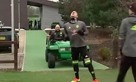 Màn tranh tài tâng kẹo cao su giữa Terry và Luiz