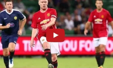 Màn trình diễn của Paul Scholes trước đội huyền thoại PFA Aussie