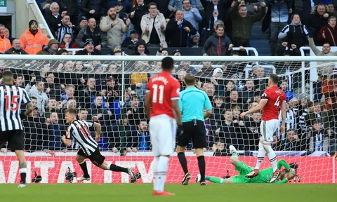 Man Utd đầu hàng, Man City sẽ vô địch ở derby