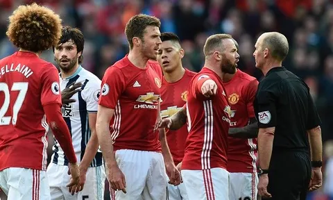 Man Utd hòa, Mourinho mắng nhà báo