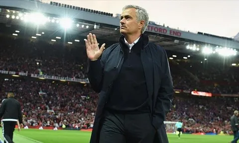 Man Utd hoãn mở rộng sân Old Trafford để cấp tiền cho Mourinho mua sắm