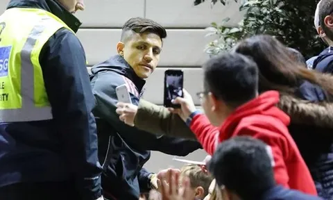 Man Utd hội quân sau cảnh báo bom gần khách sạn Lowry