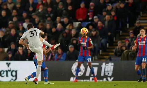 Man Utd sánh ngang Man City ở một khía cạnh