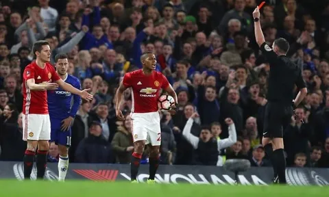 Man Utd thua, Mourinho 'nói mát' trọng tài