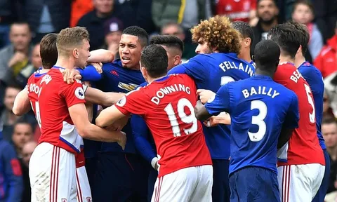 Màn xô xát giữa cầu thủ Man Utd vs Middlesbrough