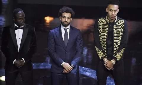 Mane và Aubameyang buồn rầu nhìn Salah nhận giải Cầu thủ hay nhất châu Phi 2017