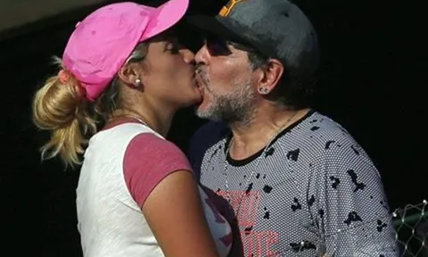 Maradona gồng mình khi hôn bồ 9X