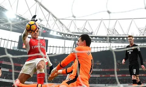 Maradona 'nhập' Sanchez, HLV Wenger không thấy