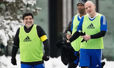 Diego Maradona hào hứng dự trận đấu của các huyền thoại