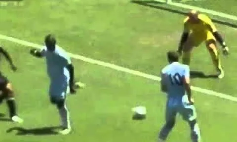 Mario Balotelli tự biến mình thành trò hề trên sân