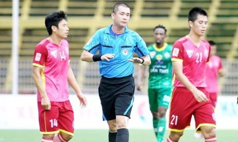Mất điểm, HLV Khánh Hòa bức xúc với con trưởng ban trọng tài